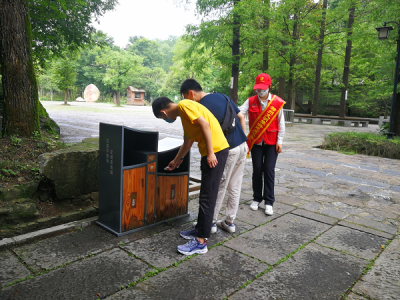 广州三亚岛旅游区特勤队副队长刘佳楠规劝游客文明出行